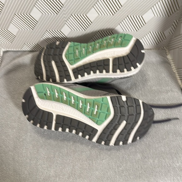 Brooks sneakers Gray and Green Athletic Shoes Brooks Ariel 20 women’s 11 wide - Picture 14 of 14